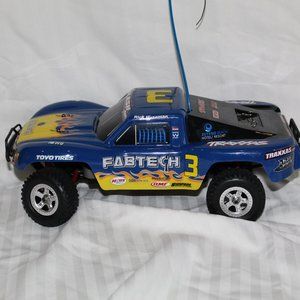 Traxxas slash 4X4 remote control battery powered car